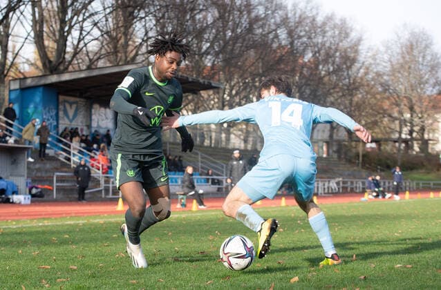 Fussball, A-Junioren, Saison 2022 2023, A-Junioren Bundesliga Nord Nordost (10. Spieltag), FC Viktoria 1889 Berlin U19 - VfL Wolfsburg U19, v. l. Davis Boateng (Wolfsburg U19), Kurjakus-Nathanael Jakob (Viktoria U19), 19.11. 2022,