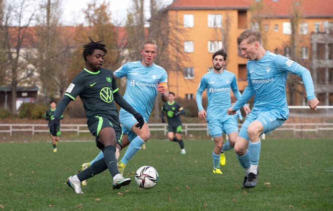 Fussball, A-Junioren, Saison 2022 2023, A-Junioren Bundesliga Nord Nordost (10. Spieltag), FC Viktoria 1889 Berlin U19 - VfL Wolfsburg U19, v. l. Davis Boateng (Wolfsburg U19), Finn Hinze (Viktoria U19), Kurjakus-Nathanael Jakob (Viktoria U19), Dominic Schmüser (Viktoria U19), 19.11. 2022,