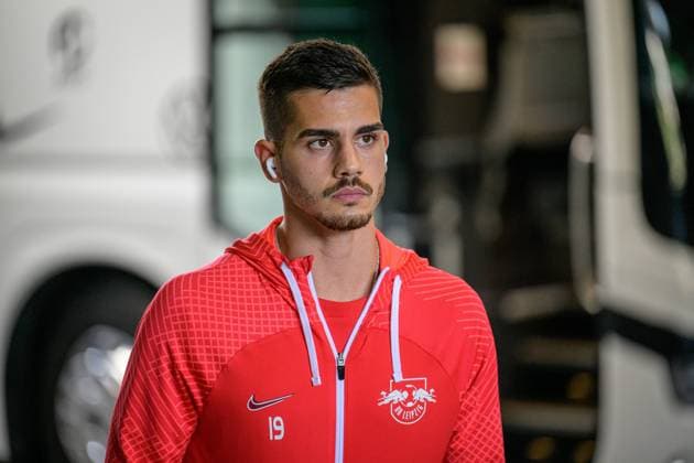 Leipzigs Andre Silva bei der Busankunft. Fussball 1. Bundesliga, 15. Spieltag: SV Werder Bremen - RB Leipzig 1-2. 12. November 2022: Bremen, Weserstadion. SV Werder Bremen - RB Leipzig 1-2