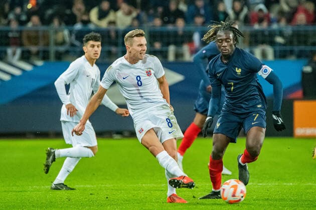 Manu KonÃ (France) Johan Hove (NorvÃ ge) FOOTBALL : France U21, U 21 vs Norvege U21 - Amical international - 19 11 2022 BaptisteAutissier Panoramic 