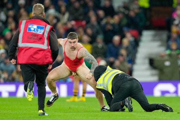 Sport Themen der Woche KW46 Sport Bilder des Tages Stewards attempt to stop a streaker during the 2021 Rugby League World Cup Final 2021 match between Australia and Samoa at Old Trafford, Manchester, England on 19 November 2022. Copyright: xDavidxHornx PMI-5278-0053