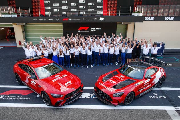FIA staff group picture with the safety and medical car during the Formula 1 Etihad Airways Abu Dhabi Grand Prix 2022, 22nd round of the 2022 FIA Formula One World Championship, WM, Weltmeisterschaft from November 18 to 20, 2022 on the Yas Marina Circuit, in Yas Island, Abu Dhabi - F1 - ABU DHABI GRAND PRIX 2022 - RACE DPPI Panoramic  00122050__V2_6183