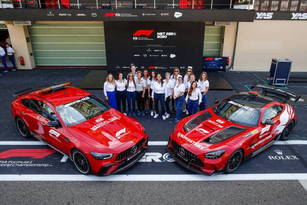 FIA girls on track group picture with the safety and medical car during the Formula 1 Etihad Airways Abu Dhabi Grand Prix 2022, 22nd round of the 2022 FIA Formula One World Championship, WM, Weltmeisterschaft from November 18 to 20, 2022 on the Yas Marina Circuit, in Yas Island, Abu Dhabi - F1 - ABU DHABI GRAND PRIX 2022 - RACE DPPI Panoramic  00122050__V2_6196