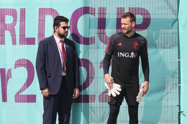 Sport Themen der Woche KW46 Security personnel and Belgium s goalkeeper Simon Mignolet pictured at a training session of the Belgian national soccer team the Red Devils, at the Hilton Salwa Beach Resort in Abu Samra, State of Qatar, Sunday 20 November 2022. The Red Devils are preparing for the upcoming FIFA 2022 World Cup in Qatar. BRUNOxFAHY  x52191034x