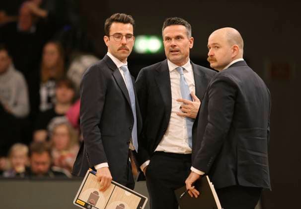 skeptische Miene bei ... Trainer Raoul Korner ( Towers ) mit Co-Trainer Benka Barloschky (links) und Co-Trainer Stefan Grasegger (rechts) Basketball Herren BBL am Sa. 22.10.2022 Hamburg Towers - Telekom Baskets Bonn