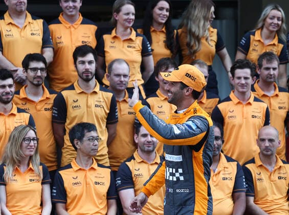 F1 Abu Dhabi Grand Prix Daniel Ricciardo of McLaren before the photo with the team ahead of the Formula 1 Abu Dhabi Grand Prix at Yas Marina Circuit in Abu Dhabi, United Arab Emirates on November 20, 2022. Abu Dhabi United Arab Emirates  Copyright: xJakubxPorzyckix originalFilename:porzycki-f1abudha221120_npyel.jpg