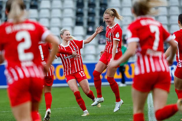 Bilder des Jahres, Sport 11 November Sport Themen der Woche KW46 DFB Pokal Frauen - 22 23 - SC Freiburg vs. SV Meppen - 20-11-2022 Torjubel bei Janina Minge (SC Freiburg, 09) nach ihrem Tor zum 1:0,mit Judith Steinert (SC Freiburg, 13), DFB Pokal Frauen, SC Freiburg vs. SV Meppen, am Sonntag, den 20. November 2022 Dreisamstadion in Freiburg (Deutschland). DFB regulations prohibit any use of photographs as image sequences and or quasi-video *** DFB Pokal Frauen 22 23 SC Freiburg vs SV Meppen 20 11 2022 Goal celebration by Janina Minge SC Freiburg, 09 after her goal to 1 0,with Judith Steinert SC Freiburg, 13 , DFB Pokal Frauen, SC Freiburg vs SV Meppen, on Sunday, 20 November 2022 Dreisamstadion in Freiburg Germany DFB regulations prohibit any use of photographs as image sequences and or quasi video Copyright: xBEAUTIFULxSPORTS G.xHubbsx