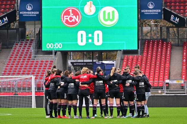 20.11.2022 - Fussball - Frauen Damen - Saison 2022 2023 - DFB Pokal Vereinspokal - Achtelfinale: 1. FC Nürnberg FCN ( Club ) - VfL Wolfsburg - Sportfoto Zink - regulations prohibit any use of photographs as image sequences and or quasi-video - Teamkreis FCN vor Spielbeginn