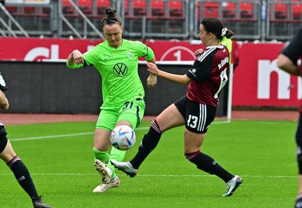 20.11.2022 - Fussball - Frauen Damen - Saison 2022 2023 - DFB Pokal Vereinspokal - Achtelfinale: 1. FC Nürnberg FCN ( Club ) - VfL Wolfsburg - Sportfoto Zink - regulations prohibit any use of photographs as image sequences and or quasi-video - Marina Hegering (31, VfL Wolfsburg ) Lara Felix (13, 1. FC Nürnberg FCN )