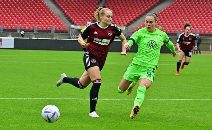 20.11.2022 - Fussball - Frauen Damen - Saison 2022 2023 - DFB Pokal Vereinspokal - Achtelfinale: 1. FC Nürnberg FCN ( Club ) - VfL Wolfsburg - Sportfoto Zink - regulations prohibit any use of photographs as image sequences and or quasi-video - Kerstin Bogenschütz Bogenschuetz (8, 1. FC Nürnberg FCN ) Ewa Pajor (9, VfL Wolfsburg )