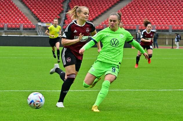 20.11.2022 - Fussball - Frauen Damen - Saison 2022 2023 - DFB Pokal Vereinspokal - Achtelfinale: 1. FC Nürnberg FCN ( Club ) - VfL Wolfsburg - Sportfoto Zink - regulations prohibit any use of photographs as image sequences and or quasi-video - Kerstin Bogenschütz Bogenschuetz (8, 1. FC Nürnberg FCN ) Ewa Pajor (9, VfL Wolfsburg )