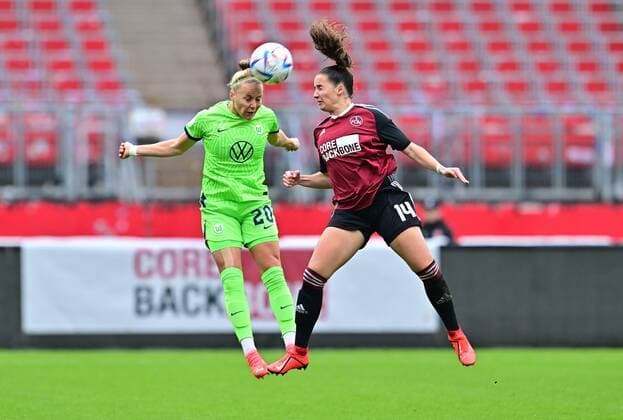 20.11.2022 - Fussball - Frauen Damen - Saison 2022 2023 - DFB Pokal Vereinspokal - Achtelfinale: 1. FC Nürnberg FCN ( Club ) - VfL Wolfsburg - Sportfoto Zink - regulations prohibit any use of photographs as image sequences and or quasi-video - Pia Sophie Wolter (20, VfL Wolfsburg ) im Kopfballduell mit Elena Mühlemann (14, 1. FC Nürnberg FCN )