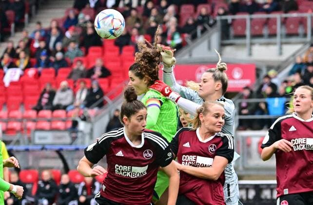 20.11.2022 - Fussball - Frauen Damen - Saison 2022 2023 - DFB Pokal Vereinspokal - Achtelfinale: 1. FC Nürnberg FCN ( Club ) - VfL Wolfsburg - Sportfoto Zink - regulations prohibit any use of photographs as image sequences and or quasi-video - Dominique Janssen (6, VfL Wolfsburg ) gegen Emma Kusch (9, 1. FC Nürnberg FCN ) Kerstin Bogenschütz Bogenschuetz (8, 1. FC Nürnberg FCN ) Lea Paulick (1, 1. FC Nürnberg FCN )