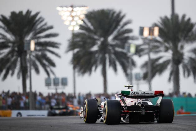 24 ZHOU Guanyu (chi), Alfa Romeo F1 Team ORLEN C42, action during the Formula 1 Etihad Airways Abu Dhabi Grand Prix 2022, 22nd round of the 2022 FIA Formula One World Championship, WM, Weltmeisterschaft from November 18 to 20, 2022 on the Yas Marina Circuit, in Yas Island, Abu Dhabi - F1 - ABU DHABI GRAND PRIX 2022 - RACE DPPI Panoramic  00122050__V2_6631.JPG