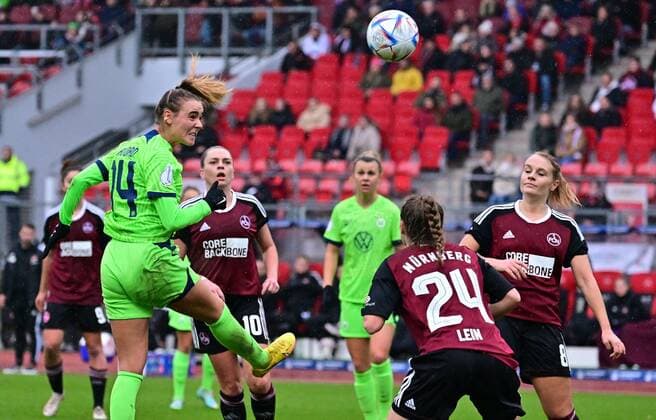 20.11.2022 - Fussball - Frauen Damen - Saison 2022 2023 - DFB Pokal Vereinspokal - Achtelfinale: 1. FC Nürnberg FCN ( Club ) - VfL Wolfsburg - Sportfoto Zink - regulations prohibit any use of photographs as image sequences and or quasi-video - Jill Roord (14, VfL Wolfsburg ) erzielt Treffer Tor Torschuß zum 0:1 per Kopfball gegen Nastassja Lein (24, 1. FC Nürnberg FCN ) Kerstin Bogenschütz Bogenschuetz (8, 1. FC Nürnberg FCN )