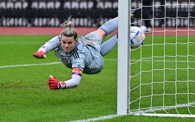 20.11.2022 - Fussball - Frauen Damen - Saison 2022 2023 - DFB Pokal Vereinspokal - Achtelfinale: 1. FC Nürnberg FCN ( Club ) - VfL Wolfsburg - Sportfoto Zink - regulations prohibit any use of photographs as image sequences and or quasi-video - Lea Paulick (1, 1. FC Nürnberg FCN ) muss Gegentor Tor zum 0:1 durch Jill Roord (14, VfL Wolfsburg )