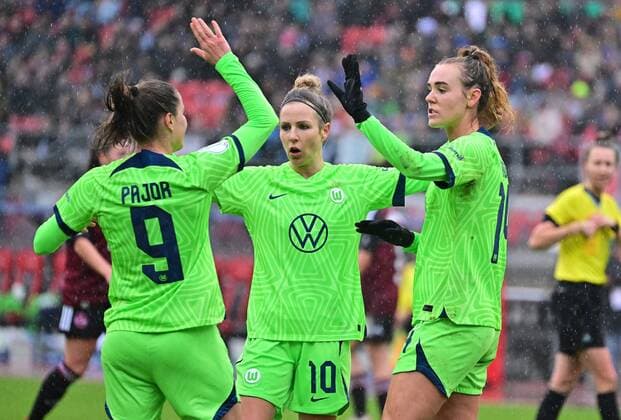 20.11.2022 - Fussball - Frauen Damen - Saison 2022 2023 - DFB Pokal Vereinspokal - Achtelfinale: 1. FC Nürnberg FCN ( Club ) - VfL Wolfsburg - Sportfoto Zink - regulations prohibit any use of photographs as image sequences and or quasi-video - Torjubel Jubel Freude nach Treffer Tor Torschuß zum 0:2 durch Jill Roord (14, VfL Wolfsburg ) - Ewa Pajor (9, VfL Wolfsburg ) Svenja Huth (10, VfL Wolfsburg ) Jill Roord (14, VfL Wolfsburg )