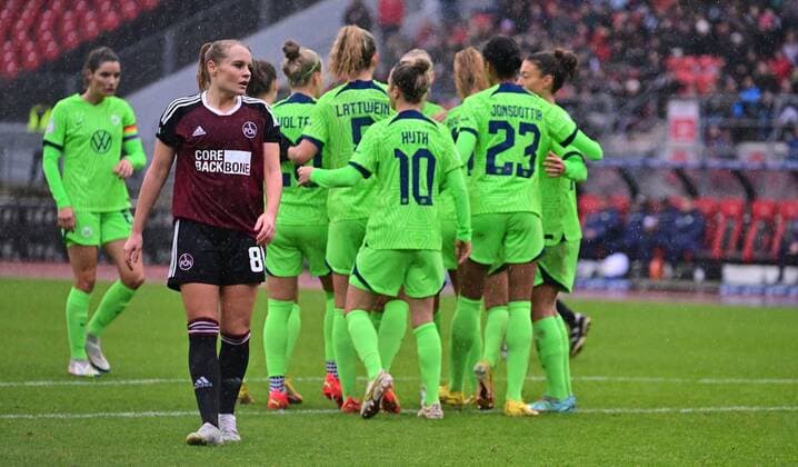 20.11.2022 - Fussball - Frauen Damen - Saison 2022 2023 - DFB Pokal Vereinspokal - Achtelfinale: 1. FC Nürnberg FCN ( Club ) - VfL Wolfsburg - Sportfoto Zink - regulations prohibit any use of photographs as image sequences and or quasi-video - Torjubel Jubel Freude nach Treffer Tor Torschuß zum 0:2 durch Jill Roord (14, VfL Wolfsburg ) - Kerstin Bogenschütz Bogenschuetz (8, 1. FC Nürnberg FCN ) enttäuscht Enttäuschung