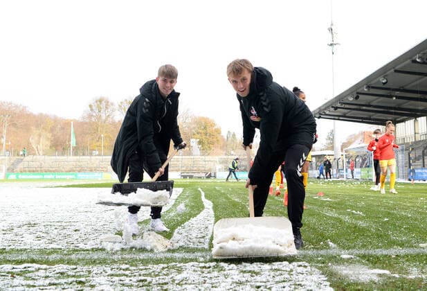 Sport Themen der Woche KW46 Fussball, Frauen, Saison 2022 2023, DFB-Pokal (Achtelfinale), 1. FFC Turbine Potsdam - 1. FC Köln, Mitarbeiter von Köln befreien den Platz vom Schnee, 20.11. 2022, *** Football, women, 2022 2023 season, DFB Pokal Round of 16 , 1 FFC Turbine Potsdam 1 FC Köln, Cologne employees clear the pitch of snow, 20 11 2022, Copyright: xSebastianxRäppold MatthiasxKochx