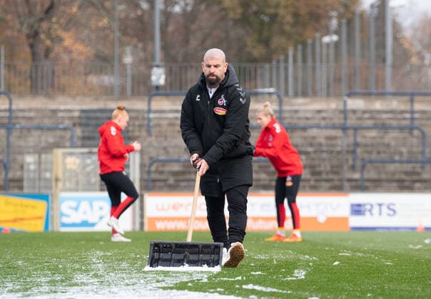 Fussball, Frauen, Saison 2022 2023, DFB-Pokal (Achtelfinale), 1. FFC Turbine Potsdam - 1. FC Köln, Trainer Sascha Glass (1. FC Köln) hilft bei der Räumung des Schnees, 20.11. 2022, Copyright: xSebastianxRäppold MatthiasxKochx