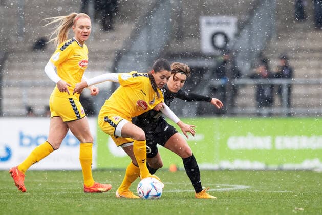 Fussball, Frauen, Saison 2022 2023, DFB-Pokal (Achtelfinale), 1. FFC Turbine Potsdam - 1. FC Köln, v.l. Manjou Wilde (1. FC Köln), Pauline Deutsch (Turbine Potsdam), 20.11. 2022, Copyright: xSebastianxRäppold MatthiasxKochx