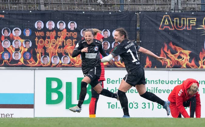 Fussball, Frauen, Saison 2022 2023, DFB-Pokal (Achtelfinale), 1. FFC Turbine Potsdam - 1. FC Köln, v.l. Noa Selimhodzic (Turbine Potsdam), Sophie Weidauer (Turbine Potsdam), Jubel nach Tor zum 1:0, 20.11. 2022, Copyright: xSebastianxRäppold MatthiasxKochx