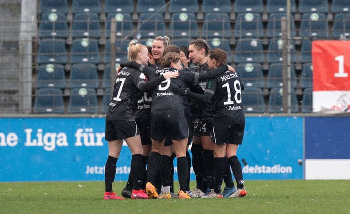 Fussball, Frauen, Saison 2022 2023, DFB-Pokal (Achtelfinale), 1. FFC Turbine Potsdam - 1. FC Köln, Potsdamer Jubel nach Tor zum 1:0 durch Noa Selimhodzic (Turbine Potsdam), 20.11. 2022, Copyright: xSebastianxRäppold MatthiasxKochx