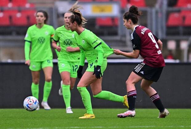 20.11.2022 - Fussball - Frauen Damen - Saison 2022 2023 - DFB Pokal Vereinspokal - Achtelfinale: 1. FC Nürnberg FCN ( Club ) - VfL Wolfsburg - Sportfoto Zink - regulations prohibit any use of photographs as image sequences and or quasi-video - Emma Kusch (9, 1. FC Nürnberg FCN ) zieht an Trikot von Jill Roord (14, VfL Wolfsburg )