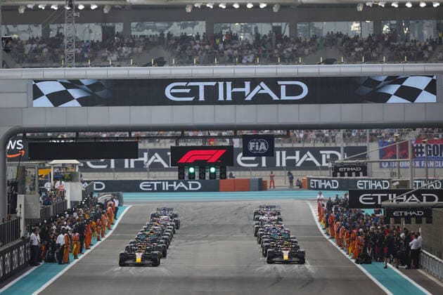 Starting grid, 01 VERSTAPPEN Max (nld), Red Bull Racing RB18, 11 PEREZ Sergio (mex), Red Bull Racing RB18, action during the Formula 1 Etihad Airways Abu Dhabi Grand Prix 2022, 22nd round of the 2022 FIA Formula One World Championship, WM, Weltmeisterschaft from November 18 to 20, 2022 on the Yas Marina Circuit, in Yas Island, Abu Dhabi - F1 - ABU DHABI GRAND PRIX 2022 - RACE DPPI Panoramic 00122050_G00D1600.JPG