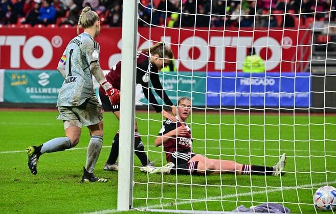 20.11.2022 - Fussball - Frauen Damen - Saison 2022 2023 - DFB Pokal Vereinspokal - Achtelfinale: 1. FC Nürnberg FCN ( Club ) - VfL Wolfsburg - Sportfoto Zink - regulations prohibit any use of photographs as image sequences and or quasi-video - Lea Paulick (1, 1. FC Nürnberg FCN ) Amelie Thöle Thoele (12, 1. FC Nürnberg FCN ) Anne Führlein (16, 1. FC Nürnberg FCN ) nach Gegentor Tor zum 0:4