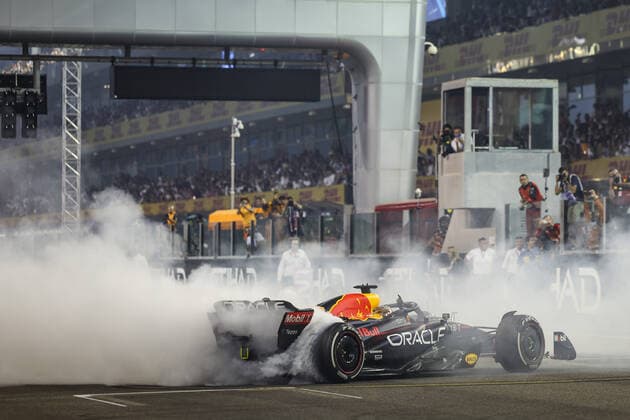 01 VERSTAPPEN Max (nld), Red Bull Racing RB18, action, celebration, donuts during the Formula 1 Etihad Airways Abu Dhabi Grand Prix 2022, 22nd round of the 2022 FIA Formula One World Championship, WM, Weltmeisterschaft from November 18 to 20, 2022 on the Yas Marina Circuit, in Yas Island, Abu Dhabi - F1 - ABU DHABI GRAND PRIX 2022 - RACE DPPI Panoramic  00122050_GOOD0518.JPG-2