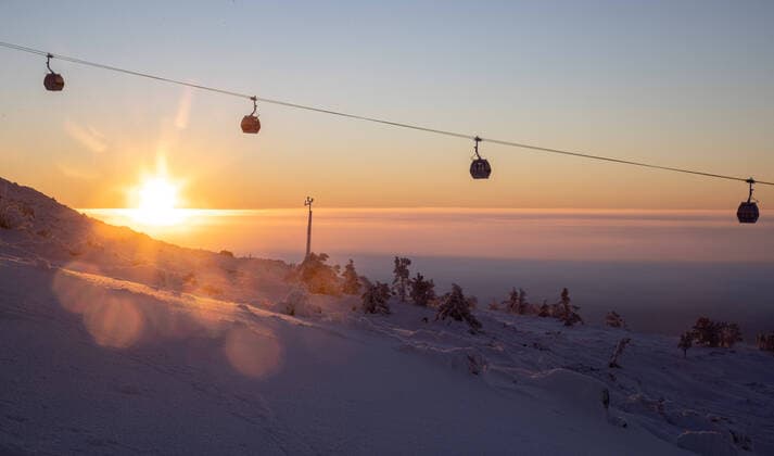 Sport Themen der Woche KW46 ALPINE SKIING - FIS WC Levi LEVI,FINLAND,20.NOV.22 - ALPINE SKIING - FIS World Cup, slalom, ladies. Image shows a cable car in front of the rising sun.  HaraldxSteiner