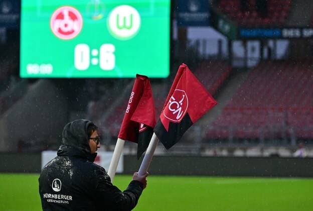 20.11.2022 - Fussball - Frauen Damen - Saison 2022 2023 - DFB Pokal Vereinspokal - Achtelfinale: 1. FC Nürnberg FCN ( Club ) - VfL Wolfsburg - Sportfoto Zink - regulations prohibit any use of photographs as image sequences and or quasi-video - Impression - Eckfahne Fahne mit Wappen Logo Emblem - Endergebnis auf Anzeigetafel