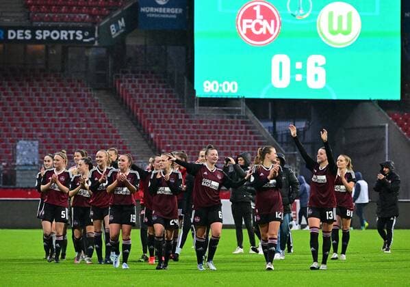 20.11.2022 - Fussball - Frauen Damen - Saison 2022 2023 - DFB Pokal Vereinspokal - Achtelfinale: 1. FC Nürnberg FCN ( Club ) - VfL Wolfsburg - Sportfoto Zink - regulations prohibit any use of photographs as image sequences and or quasi-video - Mannschaft Team FCN auf Ehrenrunde - Endergebnis auf Anzeigetafel