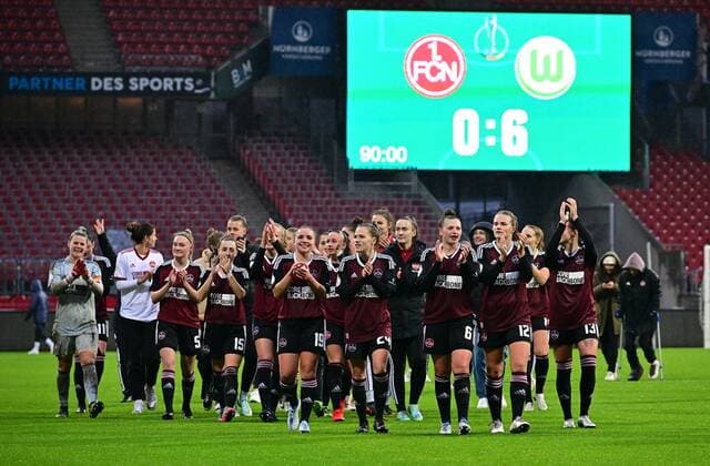 20.11.2022 - Fussball - Frauen Damen - Saison 2022 2023 - DFB Pokal Vereinspokal - Achtelfinale: 1. FC Nürnberg FCN ( Club ) - VfL Wolfsburg - Sportfoto Zink - regulations prohibit any use of photographs as image sequences and or quasi-video - Mannschaft Team FCN auf Ehrenrunde - Endergebnis auf Anzeigetafel