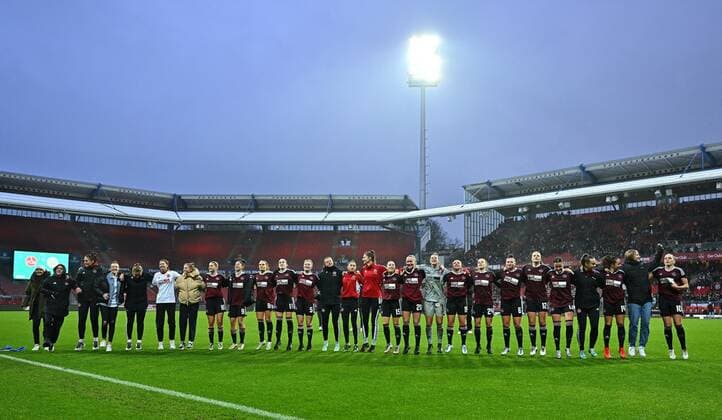 20.11.2022 - Fussball - Frauen Damen - Saison 2022 2023 - DFB Pokal Vereinspokal - Achtelfinale: 1. FC Nürnberg FCN ( Club ) - VfL Wolfsburg - Sportfoto Zink - regulations prohibit any use of photographs as image sequences and or quasi-video - Mannschaft Team FCN vor Fans Fanblock nach Spielende