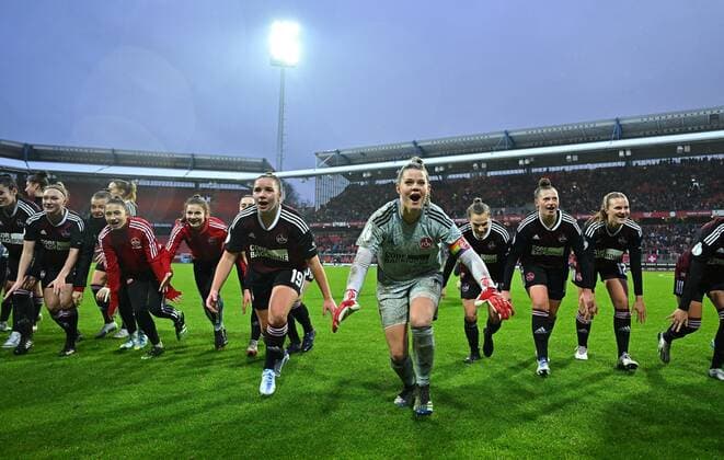 20.11.2022 - Fussball - Frauen Damen - Saison 2022 2023 - DFB Pokal Vereinspokal - Achtelfinale: 1. FC Nürnberg FCN ( Club ) - VfL Wolfsburg - Sportfoto Zink - regulations prohibit any use of photographs as image sequences and or quasi-video - Leonie Hein (19, 1. FC Nürnberg FCN ) Lea Paulick (1, 1. FC Nürnberg FCN ) und Mannschaft Team nach Spielende