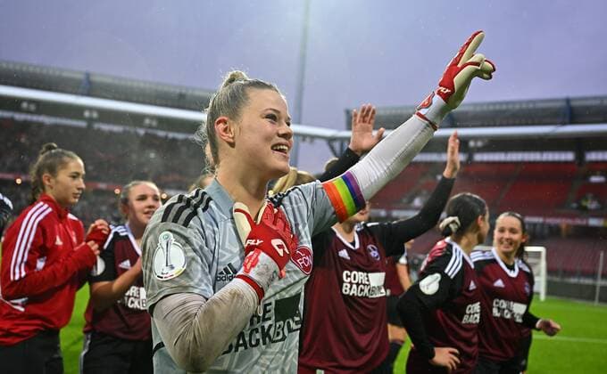 20.11.2022 - Fussball - Frauen Damen - Saison 2022 2023 - DFB Pokal Vereinspokal - Achtelfinale: 1. FC Nürnberg FCN ( Club ) - VfL Wolfsburg - Sportfoto Zink - regulations prohibit any use of photographs as image sequences and or quasi-video - Lea Paulick (1, 1. FC Nürnberg FCN ) nach Spielende