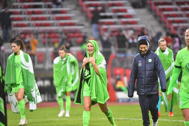 20.11.2022 - Fussball - Frauen Damen - Saison 2022 2023 - DFB Pokal Vereinspokal - Achtelfinale: 1. FC Nürnberg FCN ( Club ) - VfL Wolfsburg - Sportfoto Zink MeZi - regulations prohibit any use of photographs as image sequences and or quasi-video - Pauline Bremer (7, VfL Wolfsburg ) happy nach Spielende