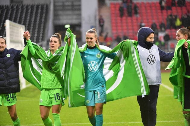 20.11.2022 - Fussball - Frauen Damen - Saison 2022 2023 - DFB Pokal Vereinspokal - Achtelfinale: 1. FC Nürnberg FCN ( Club ) - VfL Wolfsburg - Sportfoto Zink MeZi - regulations prohibit any use of photographs as image sequences and or quasi-video - Sandra Starke (16, VfL Wolfsburg, links ) Merle Frohms ( 1, VfL Wolfsburg ) Jubel Freude happy nach Spielende