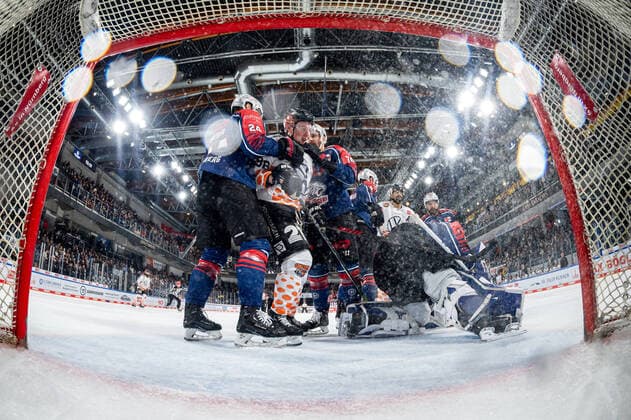 Sport Themen der Woche KW46 Sport Bilder des Tages 20.11.2022 - Eishockey - Saison 2022 2023 - Penny DEL - Nürnberg Ice Tigers Icetigers - Grizzlys Wolfsburg - ThHa - Marcus Weber (24, Nürnberg Ice Tigers, Nuernberg Ice Tigers ) Tyler Morley (86, Grizzlys Wolfsburg ) Dane Fox (74, Nürnberg Ice Tigers, Nuernberg Ice Tigers ) Niklas Treutle (31, Nürnberg Ice Tigers, Nuernberg Ice Tigers ) Torkamera *** 20 11 2022 Ice Hockey Season 2022 2023 Penny DEL Nuremberg Ice Tigers Icetigers Grizzlies Wolfsburg ThHa Marcus Weber 24, Nuremberg Ice Tigers, Nuremberg Ice Tigers Tyler Morley 86, Grizzlys Wolfsburg Dane Fox 74, Nuremberg Ice Tigers, Nuremberg Ice Tigers Niklas Treutle 31, Nuremberg Ice Tigers, Nuremberg Ice Tigers Goal Cam