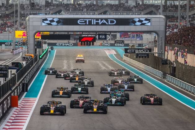 November 20, 2022, Abu Dhabi, United Arab Emirates: Max Verstappen of Oracle Red Bull Racing starts on pole position during Formula 1 Abu Dhabi Grand Prix at Yas Marina Circuit on November 20, 2022 in Abu Dhabi, United Arab Emirates. Abu Dhabi United Arab Emirates - ZUMAz156 20221120_zip_z156_021 Copyright: xBeataxZawrzelx