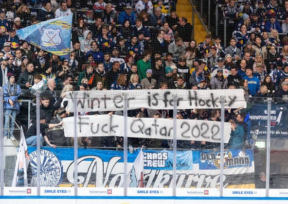 Sport Themen der Woche KW46 Sport Bilder des Tages Auch die Muenchner Eishockeyfans setzen ein Statement gegen die Fussball Welltmeisterschaft in Katar. EHC Red Bull Muenchen gegen Augsburger Panther, Eishockey, DEL, 22. Spieltag, Saison 2022 2023, 20.11.2022. EHC Red Bull Muenchen gegen Augsburger Panther, Eishockey, DEL, 22. Spieltag, Saison 2022 2023, 20.11.2022. Muenchen *** Munich ice hockey fans also make a statement against the football world championship in Qatar EHC Red Bull Muenchen vs Augsburger Panther, ice hockey, DEL, 22 match day, season 2022 2023, 20 11 2022 EHC Red Bull Muenchen vs Augsburger Panther, ice hockey, DEL, 22 match day, season 2022 2023, 20 11 2022 Muenchen Copyright: xEibner-Pressefoto HeikexFeinerx EP_HFR