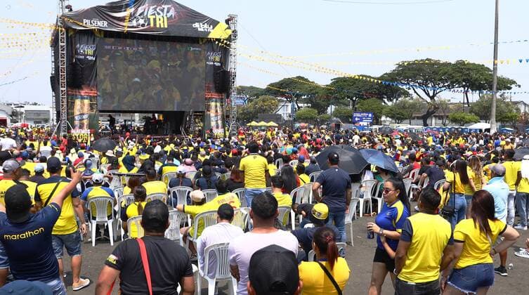 GYE-HINCHAS QATAR-ECUADOR Guayaquil, domingo 20 de noviembre del 2022 En la explanada del estadio Alberto Spencer, hinchas ecuatorianos observan el partido entre Qatar y Ecuador por la Copa Del Mundo Qatar 2022 Fotos:CÃ sar Munoz API Guayaquil Guayas Ecuador *** GYE FANS QATAR ECUADOR Guayaquil, Sunday, November 20, 2022 On the esplanade of the Alberto Spencer stadium, Ecuadorian fans watch the match between Qatar and Ecuador for the Qatar 2022 World Cup Qatar 2022 Photos CÃ sar Munoz API Guayaquil Guayas Guayas Ecuador Copyright: xCÃ sarxMunozx