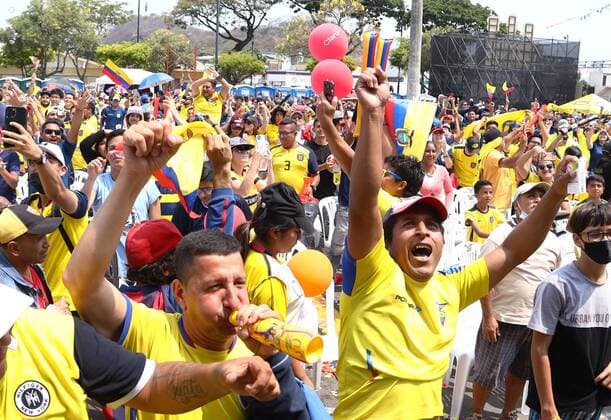GYE-HINCHAS QATAR-ECUADOR Guayaquil, domingo 20 de noviembre del 2022 En la explanada del estadio Alberto Spencer, hinchas ecuatorianos observan el partido entre Qatar y Ecuador por la Copa Del Mundo Qatar 2022 Fotos:CÃ sar Munoz API Guayaquil Guayas Ecuador *** GYE FANS QATAR ECUADOR Guayaquil, Sunday, November 20, 2022 On the esplanade of the Alberto Spencer stadium, Ecuadorian fans watch the match between Qatar and Ecuador for the Qatar 2022 World Cup Qatar 2022 Photos CÃ sar Munoz API Guayaquil Guayas Guayas Ecuador Copyright: xCÃ sarxMunozx