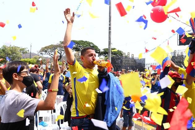 GYE-HINCHAS QATAR-ECUADOR Guayaquil, domingo 20 de noviembre del 2022 En la explanada del estadio Alberto Spencer, hinchas ecuatorianos observan el partido entre Qatar y Ecuador por la Copa Del Mundo Qatar 2022 Fotos:CÃ sar Munoz API Guayaquil Guayas Ecuador *** GYE FANS QATAR ECUADOR Guayaquil, Sunday, November 20, 2022 On the esplanade of the Alberto Spencer stadium, Ecuadorian fans watch the match between Qatar and Ecuador for the Qatar 2022 World Cup Qatar 2022 Photos CÃ sar Munoz API Guayaquil Guayas Guayas Ecuador Copyright: xCÃ sarxMunozx