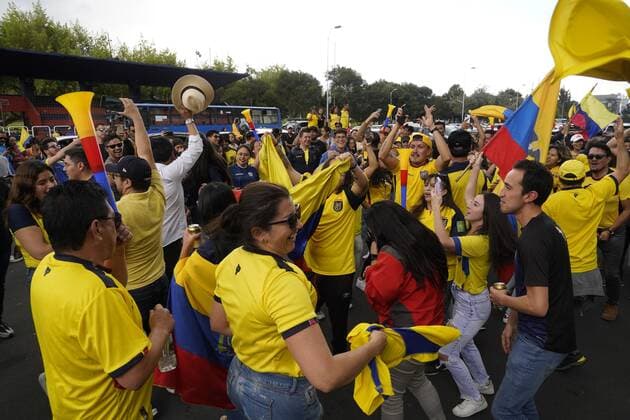 TRIBUNA-HINCHAS-ECUADOR-CATAR- Quito 20 de noviembre 2022. Hinchas de la Seleccion de Ecuador se concentran en el Av de los Shirys sector de la tribuna para festejar el triunfo en su primer partido del mundial frente a la seleccion de Catar. API - DANIEL MOLINEROS Quito Pichincha Ecuador *** ECUADOR CATAR FAN STAND Quito November 20, 2022 Ecuador national team fans gather at the Av de los Shirys grandstand to celebrate the victory in their first World Cup match against the Qatar national team API DANIEL MOLINEROS Quito Pichincha Ecuador Copyright: xDanielxMolinerosx