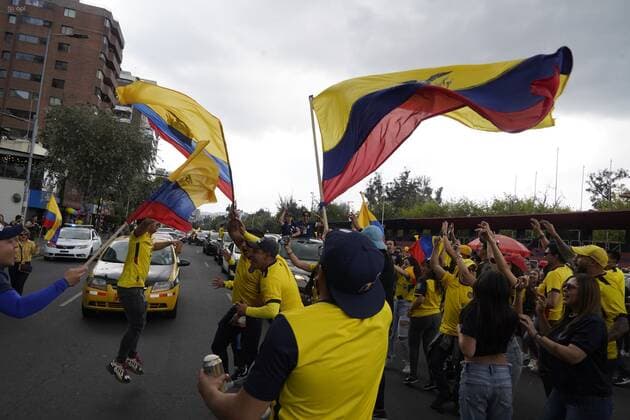 TRIBUNA-HINCHAS-ECUADOR-CATAR- Quito 20 de noviembre 2022. Hinchas de la Seleccion de Ecuador se concentran en el Av de los Shirys sector de la tribuna para festejar el triunfo en su primer partido del mundial frente a la seleccion de Catar. API - DANIEL MOLINEROS Quito Pichincha Ecuador *** ECUADOR CATAR FAN STAND Quito November 20, 2022 Ecuador national team fans gather at the Av de los Shirys grandstand to celebrate the victory in their first World Cup match against the Qatar national team API DANIEL MOLINEROS Quito Pichincha Ecuador Copyright: xDanielxMolinerosx