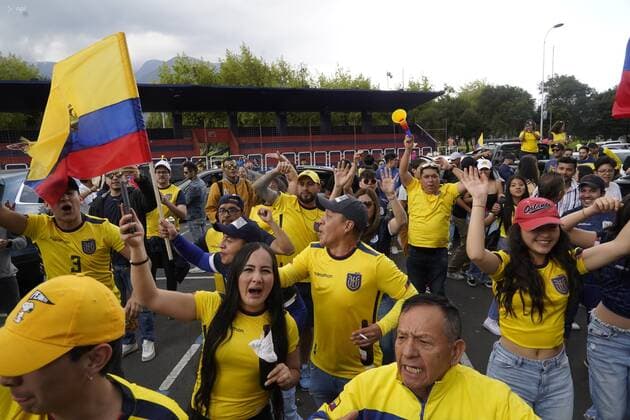 TRIBUNA-HINCHAS-ECUADOR-CATAR- Quito 20 de noviembre 2022. Hinchas de la Seleccion de Ecuador se concentran en el Av de los Shirys sector de la tribuna para festejar el triunfo en su primer partido del mundial frente a la seleccion de Catar. API - DANIEL MOLINEROS Quito Pichincha Ecuador *** ECUADOR CATAR FAN STAND Quito November 20, 2022 Ecuador national team fans gather at the Av de los Shirys grandstand to celebrate the victory in their first World Cup match against the Qatar national team API DANIEL MOLINEROS Quito Pichincha Ecuador Copyright: xDanielxMolinerosx