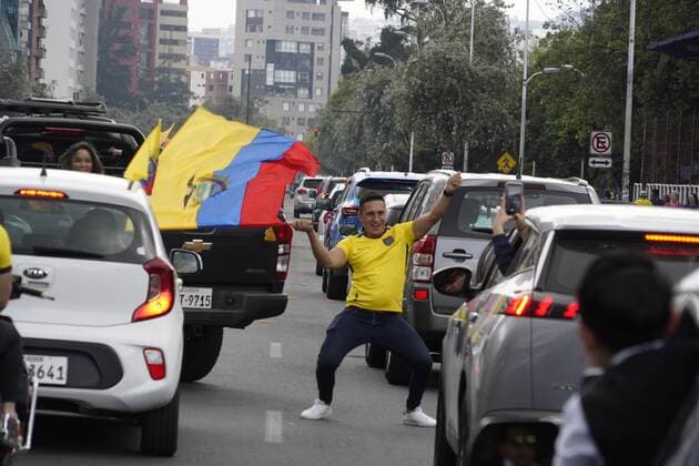 TRIBUNA-HINCHAS-ECUADOR-CATAR- Quito 20 de noviembre 2022. Hinchas de la Seleccion de Ecuador se concentran en el Av de los Shirys sector de la tribuna para festejar el triunfo en su primer partido del mundial frente a la seleccion de Catar. API - DANIEL MOLINEROS Quito Pichincha Ecuador *** ECUADOR CATAR FAN STAND Quito November 20, 2022 Ecuador national team fans gather at the Av de los Shirys grandstand to celebrate the victory in their first World Cup match against the Qatar national team API DANIEL MOLINEROS Quito Pichincha Ecuador Copyright: xDanielxMolinerosx